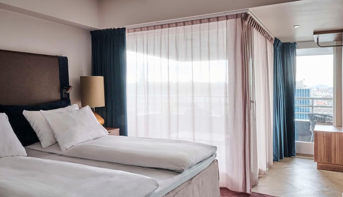 Radisson Blu Caledonien Hotel, Kristiansand - One Bedroom Suite with balcony