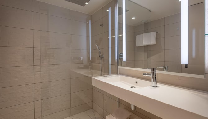 Radisson Blu CDG Airport Terminal Hotel, Paris - Guest Room Bath