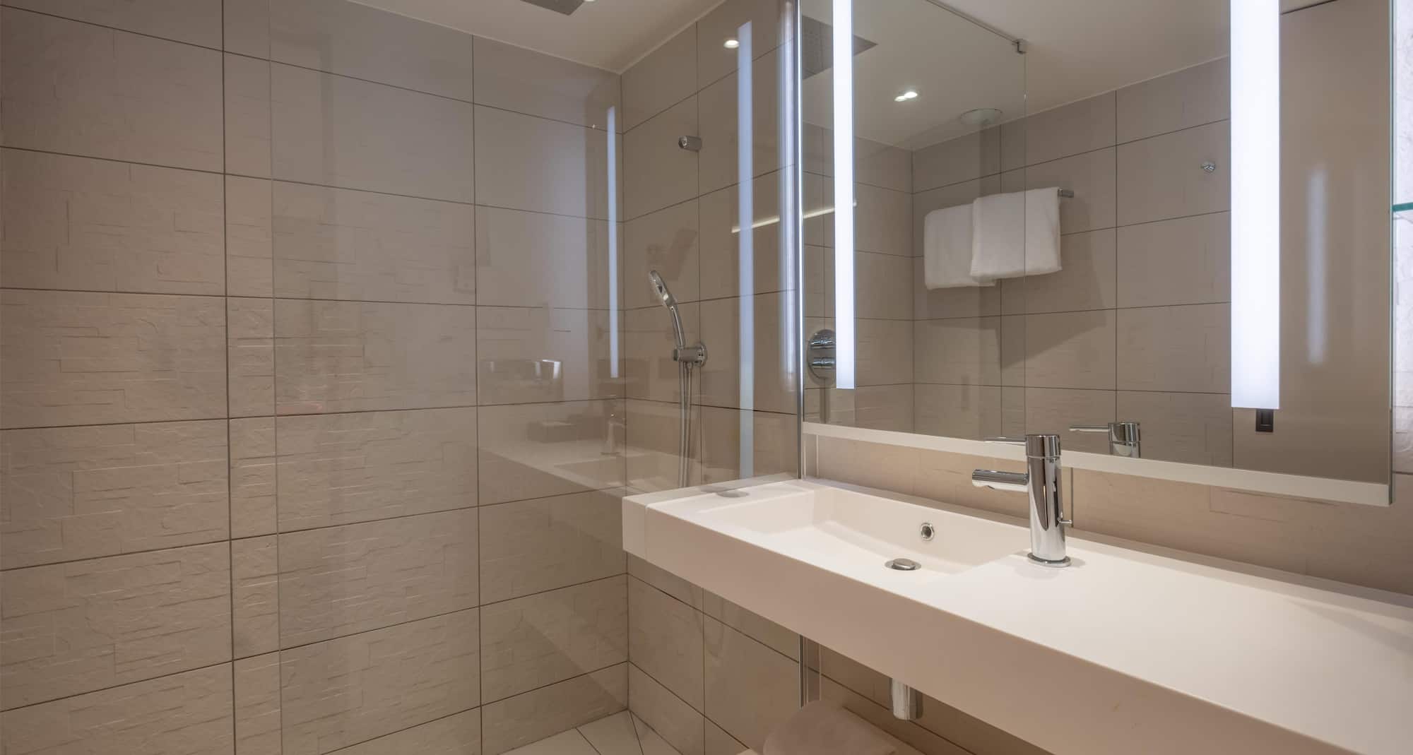 Radisson Blu CDG Airport Terminal Hotel, Paris - Guest Room Bath
