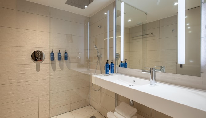 Radisson Blu CDG Airport Terminal Hotel, Paris - Guest Room Bath
