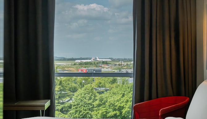 Radisson Blu CDG Airport Terminal Hotel, Paris - Superior Room