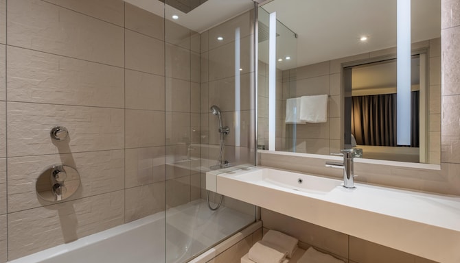 Radisson Blu CDG Airport Terminal Hotel, Paris - Suite Bathroom