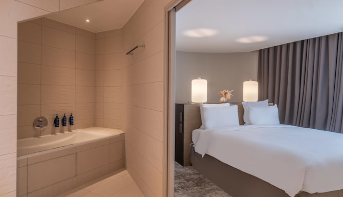 Radisson Blu CDG Airport Terminal Hotel, Paris - 套房浴室