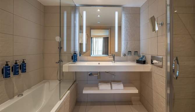 Radisson Blu CDG Airport Terminal Hotel, Paris - SDB Suite junior