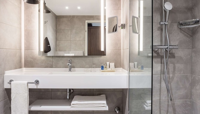 Radisson Blu Conference Hotel, Dusseldorf - Superior Room bathroom