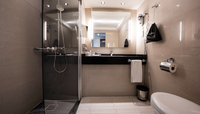 Radisson Blu Conference Hotel, Dusseldorf - Standard Room Bathroom