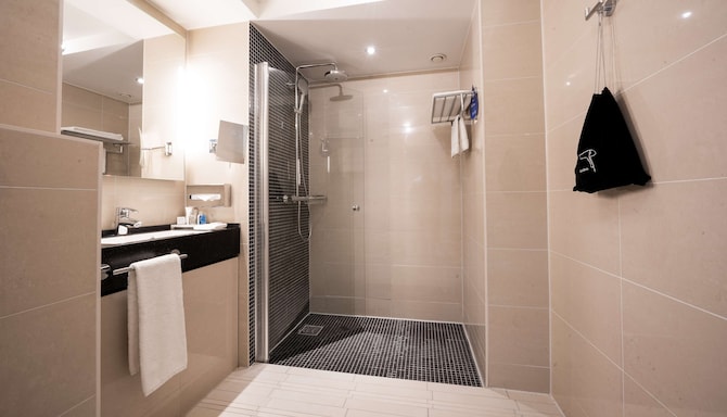 Radisson Blu Conference Hotel, Dusseldorf - Premium Room Bathroom