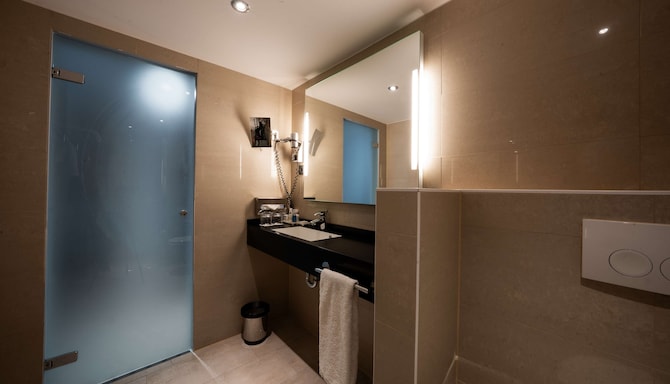 Radisson Blu Conference Hotel, Dusseldorf - Family Room Bathroom