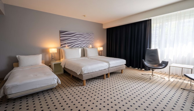 Radisson Blu Conference Hotel, Dusseldorf - Family Room