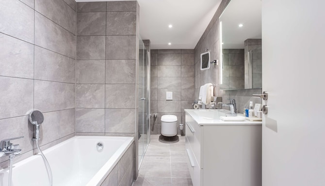 Radisson Blu Conference Hotel, Dusseldorf - Suite Bathroom