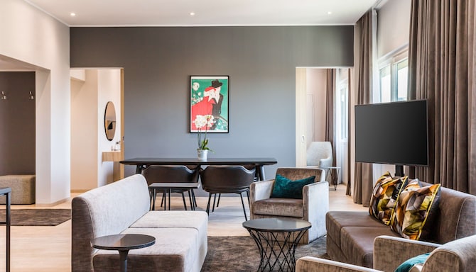 Radisson Blu Conference Hotel, Dusseldorf - Suite living room