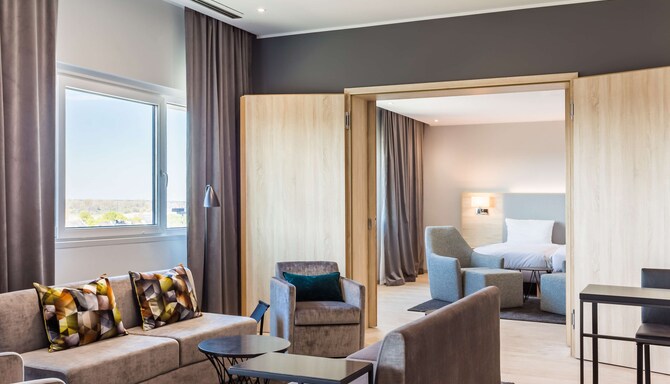 Radisson Blu Conference Hotel, Dusseldorf - Suite living room