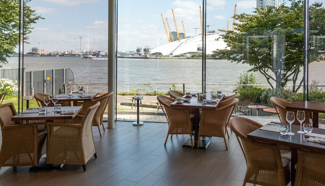 Radisson Blu Edwardian New Providence Wharf Hotel - Scoff and Banter NPW Interior
