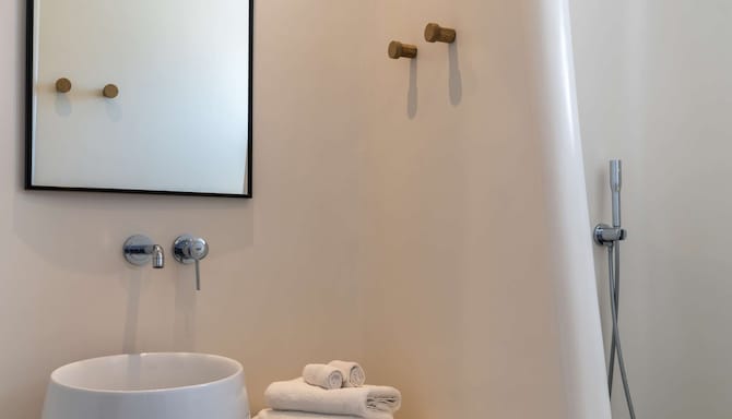 Radisson Blu Euphoria Resort, Mykonos - Superior Room with Jet Tub - Sea View_Bathroom