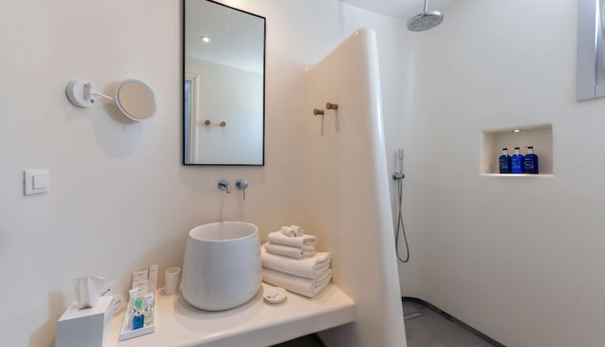 Radisson Blu Euphoria Resort, Mykonos - Superior Room with Jet Tub - Sea View_Bathroom