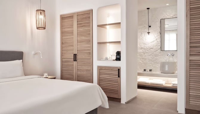 Radisson Blu Euphoria Resort, Mykonos - Suite Sea View_Bedroom