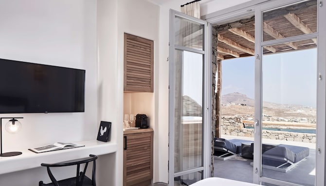 Radisson Blu Euphoria Resort, Mykonos - Superior Room Jetted Tub - Sea View_Bedroom