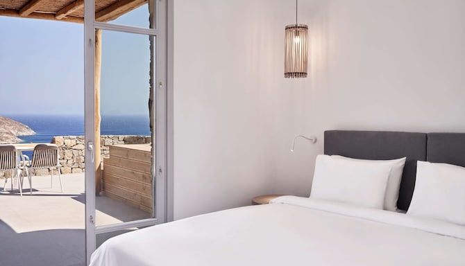 Radisson Blu Euphoria Resort, Mykonos - Superior Room with Jet Tub - Sea View_Bedroom