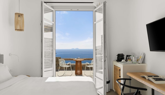 Radisson Blu Euphoria Resort, Mykonos - Standard Room - Sea View_Bedroom