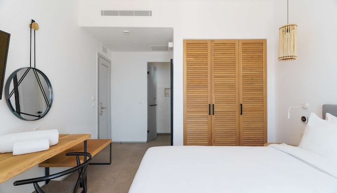 Radisson Blu Euphoria Resort, Mykonos - Standard Room - Sea View_Bedroom