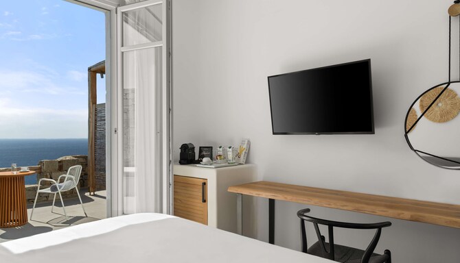 Radisson Blu Euphoria Resort, Mykonos - Standard Room - Sea View_Bedroom