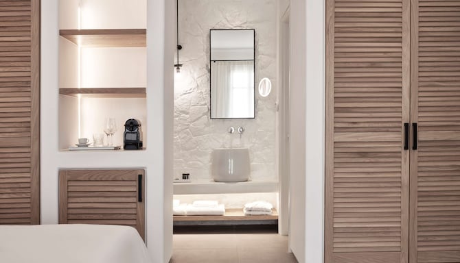 Radisson Blu Euphoria Resort, Mykonos - Suite Sea View_Bedroom