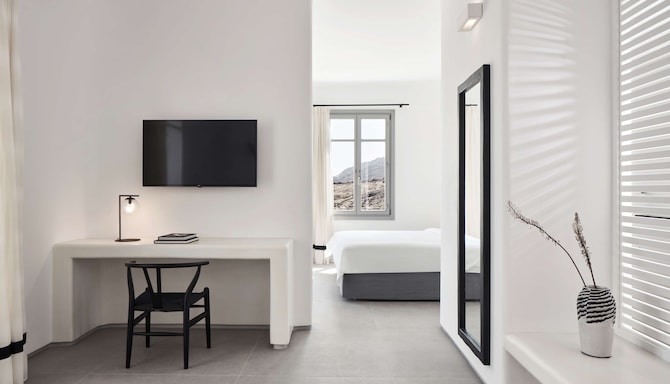 Radisson Blu Euphoria Resort, Mykonos - Euphoria Suite with Private Pool - Sea View_Bedroom