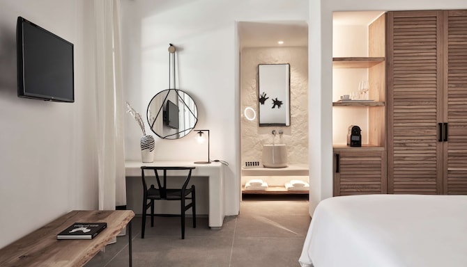 Radisson Blu Euphoria Resort, Mykonos - Deluxe Suite with Private Pool - Sea View_Bedroom