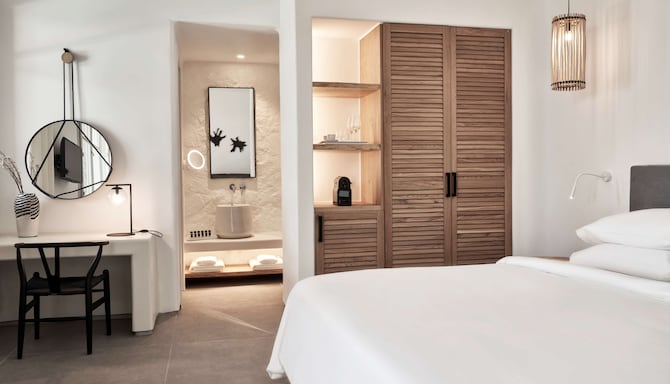 Radisson Blu Euphoria Resort, Mykonos - Deluxe Suite with Private Pool - Sea View_Bedroom