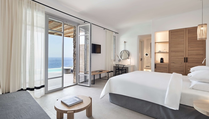 Radisson Blu Euphoria Resort, Mykonos - Deluxe Suite with Private Pool - Sea View_Bedroom