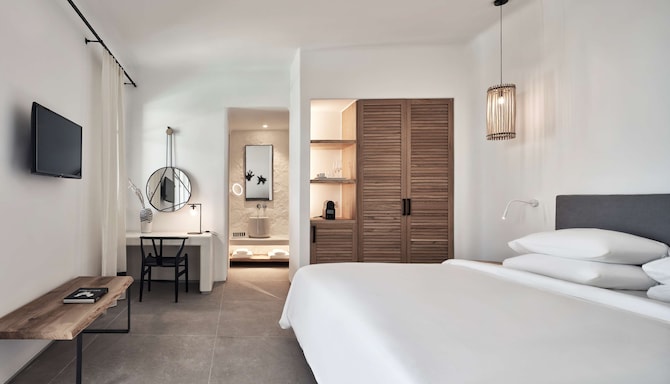 Radisson Blu Euphoria Resort, Mykonos - Deluxe Suite with Private Pool - Sea View_Bedroom