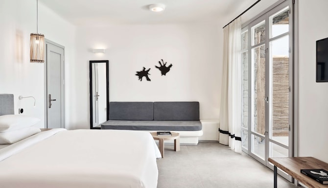 Radisson Blu Euphoria Resort, Mykonos - Deluxe Suite with Private Pool - Sea View_Bedroom