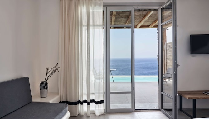 Radisson Blu Euphoria Resort, Mykonos - Deluxe Suite with Private Pool - Sea View_Bedroom