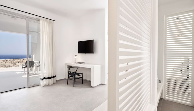 Radisson Blu Euphoria Resort, Mykonos - Deluxe Suite with Private Pool - Sea View_Bedroom