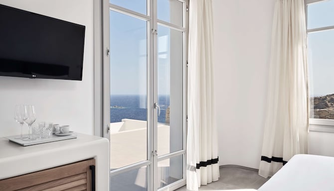 Radisson Blu Euphoria Resort, Mykonos - Euphoria Suite with Private Pool - Sea View_Bedroom