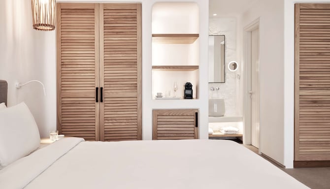 Radisson Blu Euphoria Resort, Mykonos - Suite Sea View_Bedroom