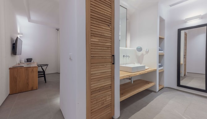 Radisson Blu Euphoria Resort, Mykonos - Deluxe Suite with Private Pool - Sea View_Bathroom