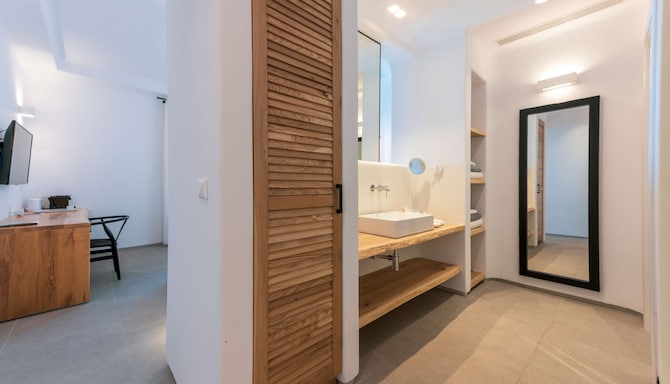 Radisson Blu Euphoria Resort, Mykonos - Deluxe Suite with Private Pool - Sea View_Bathroom