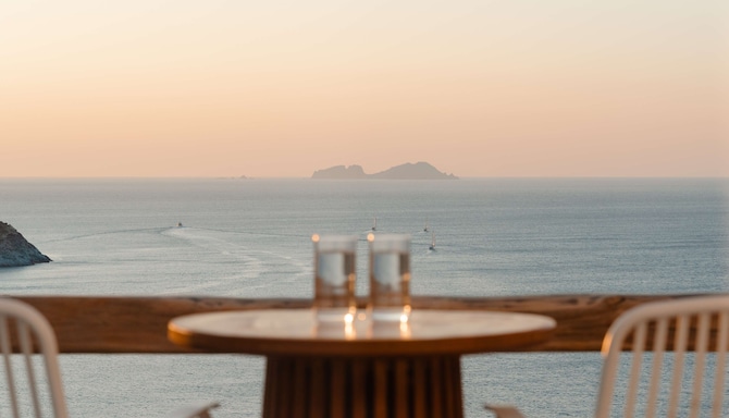 Radisson Blu Euphoria Resort, Mykonos - Standard Room - Sea View_Outdoor Area