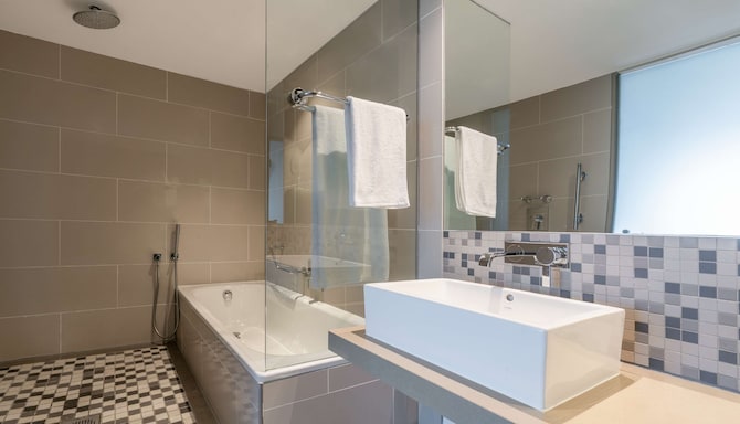 Radisson Blu Gautrain Hotel, Sandton Johannesburg - Superior Sandton City View