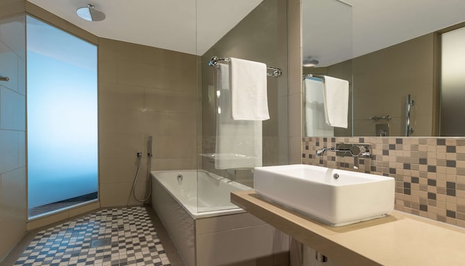 Radisson Blu Gautrain Hotel, Sandton Johannesburg - Bathroom (Standard Room & Superior High Floor)