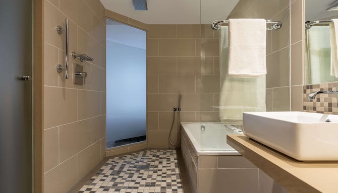 Radisson Blu Gautrain Hotel, Sandton Johannesburg - Standard room bathroom