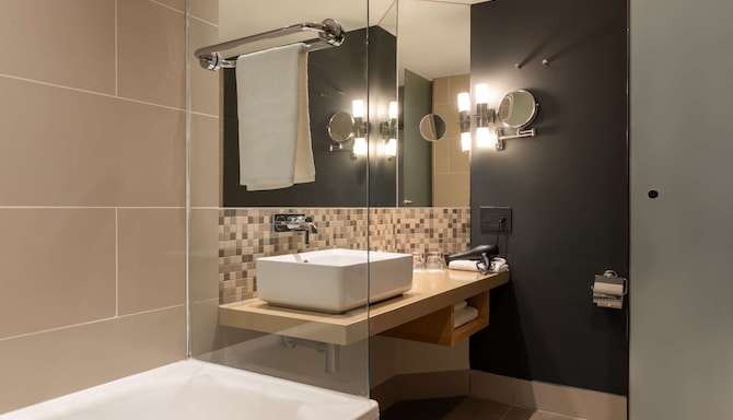 Radisson Blu Gautrain Hotel, Sandton Johannesburg - Standard room bathroom