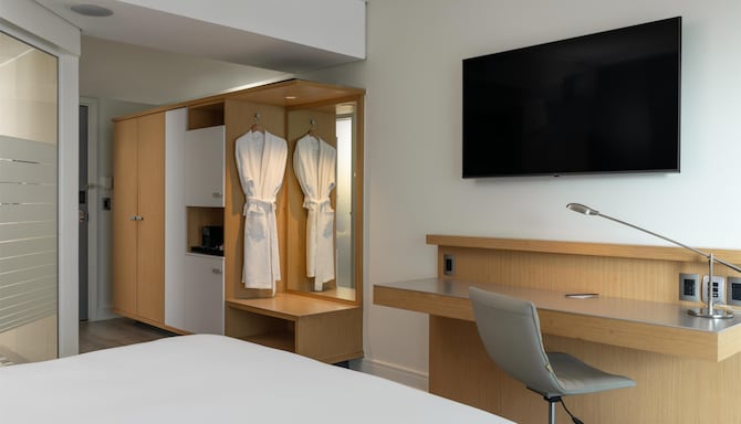 Radisson Blu Gautrain Hotel, Sandton Johannesburg - Superior Room