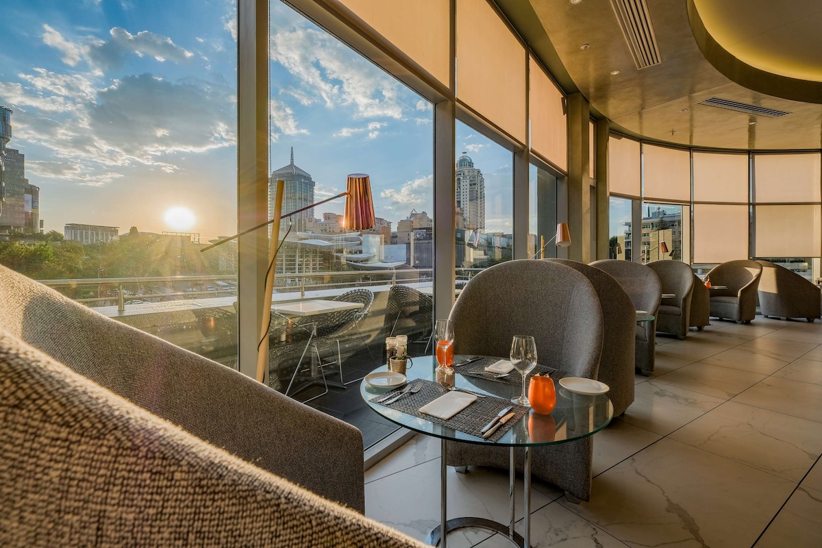 Central One Restaurant Sandton, Radisson Blu Gautrain dining, fusion cuisine Johannesburg, Sandton skyline view restaurant, modern cocktail bar, all-day dining Johannesburg, Joburg ETC