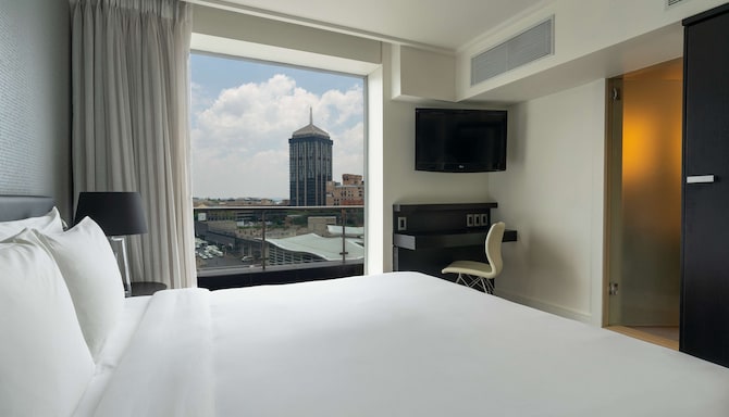Radisson Blu Gautrain Hotel, Sandton Johannesburg - Suite with balcony