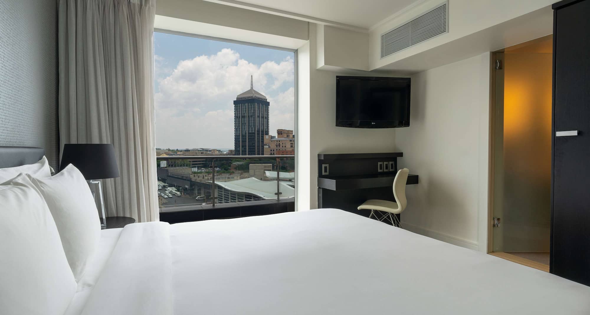 Radisson Blu Gautrain Hotel, Sandton Johannesburg - Suite with balcony