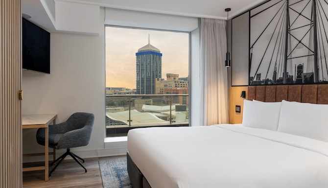 Radisson Blu Gautrain Hotel, Sandton Johannesburg - جناح