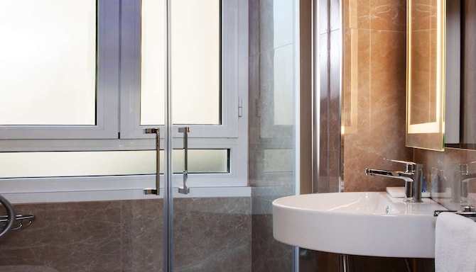 Radisson Blu GHR Hotel, Rome - Bathroom with shower