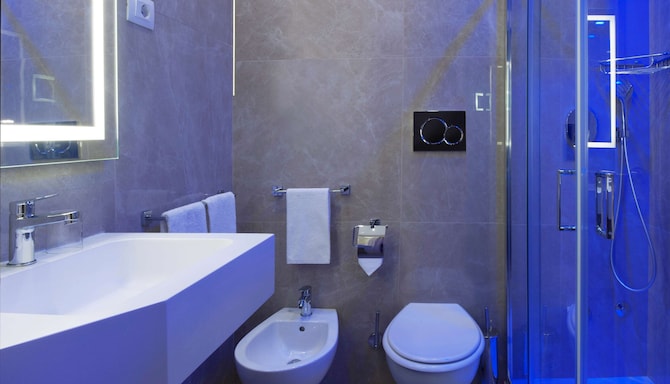 Radisson Blu GHR Hotel, Rome - Bathroom with shower